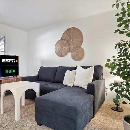 Airy King Bedroom And Comfortable Living Space By Ut